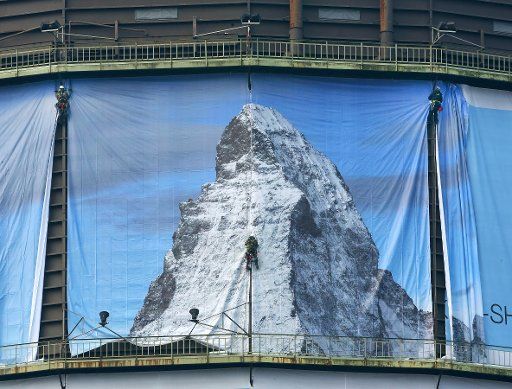 02 March 2018, Germany, Oberhausen: Industrial climbers put up a 1400 square metre big poster for the exhibition \