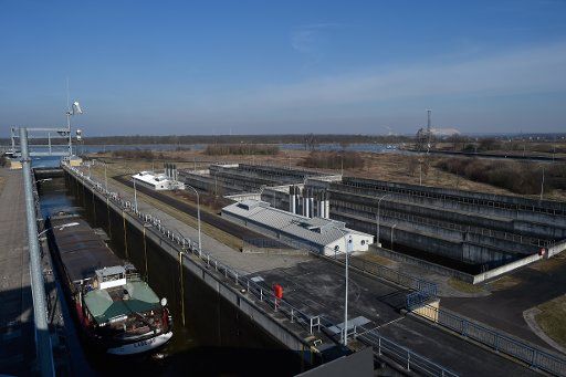 01 March 2018, Germany, Magdeburg: A barge waits in the Rothensee lake lock for the flooding of the basin. Photo: Klaus-Dietmar Gabbert\/dpa-Zentralbild\/