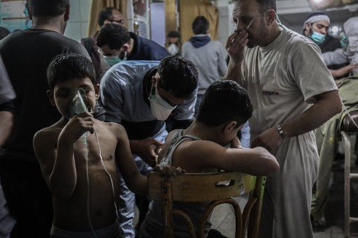 Syrians receive first aid after what local sources say was an attack by forces loyal to Syrian President Assad with chlorine gas on the town Hamuriya in a hospital in the rebel-held eastern Al-Ghouta province, outside Damascus, Syria, 07 March 2018. Photo: Anas Alkharboutli\/