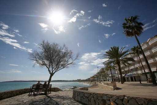10 March 2018, Spain, Cala Millor: The sun shines over Mallora as the popular tourist destination enjoys a mild 20 degrees Celcius. Photo: Bodo Marks\/