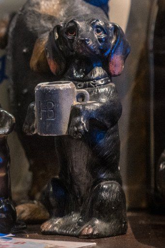 14 March 2018, Germany, Passau: A dachshund figurine holding a beer is on display at the Dachshund Museum. Photo: Armin Weigel\/