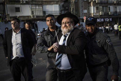 dpatop - An Ultra-Orthodox Jewish protester skirmishes with policemen during a demonstration against Israeli army conscription in Bnei Brak, Israel, 22 March 2018. Photo: Ilia Yefimovich\/