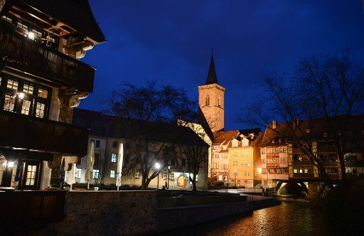 27 March 2018, Germany, Erfurt: The Kraemer bridge in the historic centre with the St. Giles church. Photo: Jens Kalaene\/