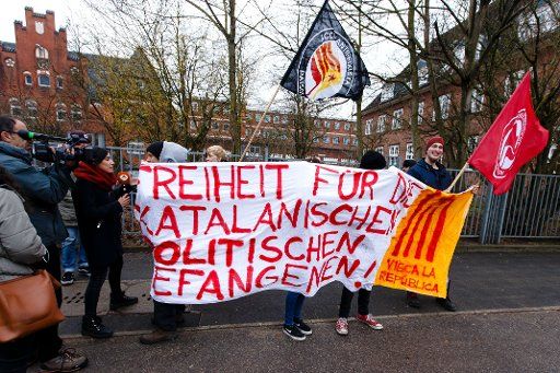 28 March 2018, Germany, Neumuenster: Participants of a demonstration for the release of Puigdemont in front of the correctional facility. The former Catalonian regional president has been in custody since 25 March. Photo: Frank Molter\/
