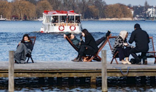 02 April 2018, Germany, Hamburg: Inhabitants of Hamburg enjoy the sunny Easter Monday weather on deckchairs at the Outer Alster. Photo: Markus Scholz\/