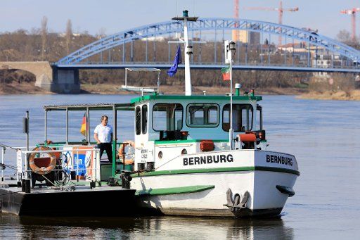 06 April 2018, Germany, Magdeburg: The Ferry Bernburg on the river elbe in Magdeburg. The ferry takes passangers from the city park to Buckau. The ferry is preparing for many passengers with the weather. Photo: Peter Gercke\/dpa-Zentralbild\/