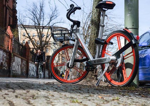 04 April 2018, Berlin, Germany: A bike from the bike rental system of Deutsche Bahn Lidl-Bike is located in the Immanuelkirchstraße corner of Prenzlauer Allee in Prenzlauer Berg on a sidewalk. Photo: Jens Kalaene\/dpa-Zentralbild\/