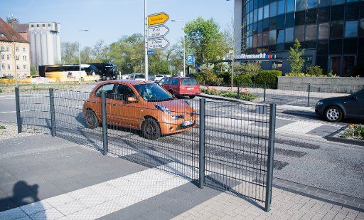 20 April 2018, Germany, Celle: A fence blocking a former zebra crossing at a roundabout. The floor marks for blind people lead directly to a fance. Fences at the roundabout have been irritating pedestrians for months in Celle. The fences block the way over two streets where, previously, a zebra crossing had been. Photo: Julian Stratenschulte\/