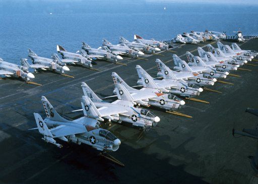 Jets on deck of the US aircraft carrier Niwithz on 01.09.1975 in Wilhelmshaven. Photo: Werner Baum +++ (c) dpa - Report +++ | usage