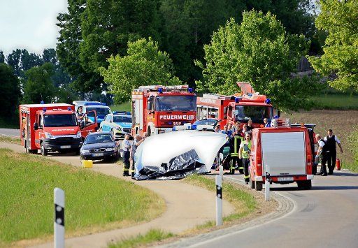 09 May 2018, Germany, Ebenweiler: Samaritans arrive at the site of a car accident. Friedrich Duke of Wuerttemberg (56) fatally crashed into another car. Photo: Elke Obser\/