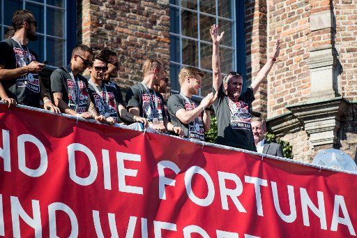 14 May 2018, Germany, Duesseldorf: Soccer: 2nd Bundesliga. Fortuna Duesseldorf head coach Friedhelm Funkel (R) celebrating with the team on a balcony in city hall. Fortuna Duesseldorf won the 2nd Bundesliga championship and thus ascended to the 1st Bundesliga. Photo: Marcel Kusch\/