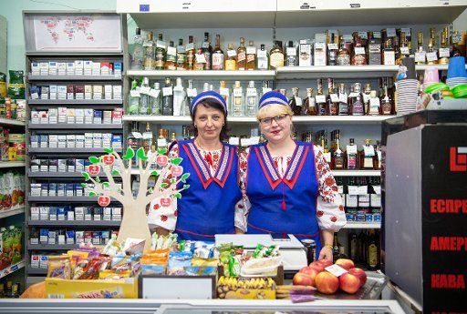 15 May 2018, Ukraine, Kiev: Two women stand in a kiosk in Kiev. Photo: Christophe Gateau\/