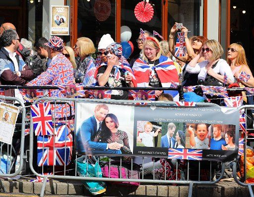 Well-wishers gather outside Winsdor Castle on May 18, 2018, one day before the marriage prince Harry and Meghan Markle. NETHERLANDS OUT - NO WIRE SERVICE - Photo: Albert Nieboer\/RoyalPress\/