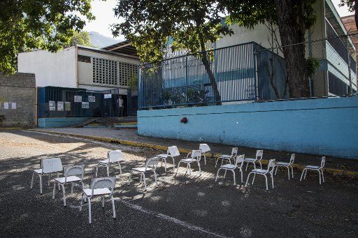 20 May 2018, Venezuela, Caracas: A school which serves as a polling station is being prepared for the upcoming presidential election. The victory of the socialist incumbent Maduro is almost certain. Numerous countries of the region as well as the USA and the European Union announced that they will not recognize the election. Photo: Rayner Pena\/