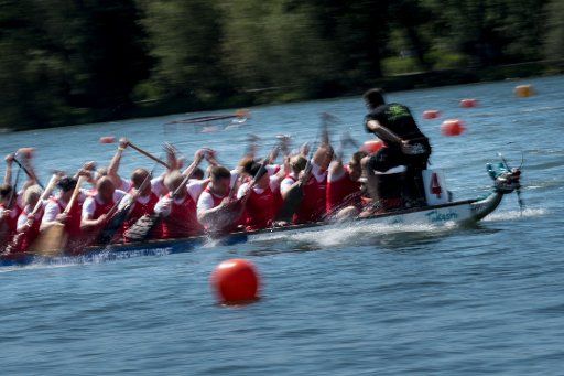21 May 2018, Germany, Hanover: Participants of the Dragon Boat Race paddle on the Maschsee in Hanover. There are approximately 90 hobby teams and 40 sport teams competing in all sorts of categories for trophies. Photo: Peter Steffen\/