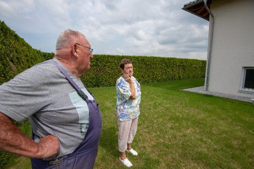 04 May 2018, Deggendorf, Germany: Rosemarie and Dietmar Seidler standing in their garden in front of their newly built house in the Deggendorf district Fischerdorf. Photo: Armin Weigel\/