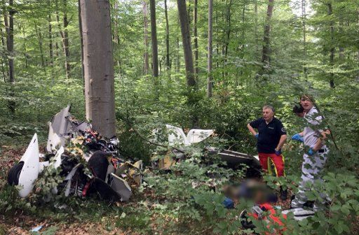 27 May 2018, Germany, Kreis Esslingen, Nuertingen: A small plane in a forest area near Nuertingen after crashing. The pilot died in the crash. (The pilot\