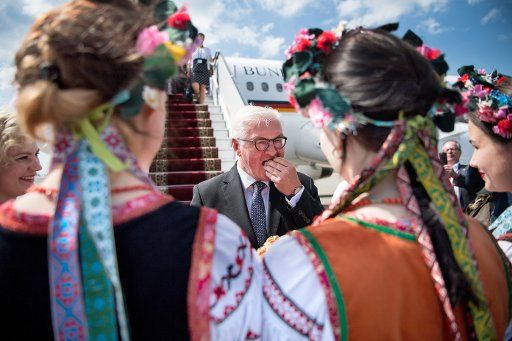 29 May 2018, Berlin, Germany: Federal President Frank-Walter Steinmeier arrives at the Boryspil Airport and gets greeted with Bread and Salt. In the foreground are women in Tracht to be seen. Federal President Steinmeier travels to a two-day visit to Ukraine. Photo: Bernd von Jutrczenka\/