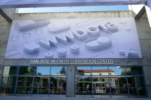 03 June 2018, San Jose, USA: The logo of the Apple Worldwide Developers Conference (WWDC) 2018 on the facade of the McEnery Convention Centers in San Jose. Abut 6000 software developers are expected in San Jose for the event on 04 June 2018. Photo: Christoph Dernbach\/
