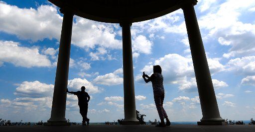 04 June 2018, Germany, Ruedesheim: Klaus and Lydia Merz from Dortmund photographing each other during a visit to the Niederwal monument by the pillars of the Monoptero. Photo: Arne Dedert\/