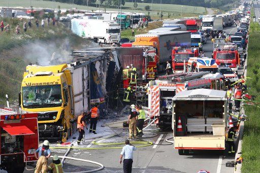 05 June 2018, Germany, Schleiz: Firefighters working on a burning truck along the Autobahn 9 near Schleiz in the Saale-Orla district. A total of four trucks crashed into each other during an accident. Photo: Bodo Schackow\/dpa-Zentralbild\/