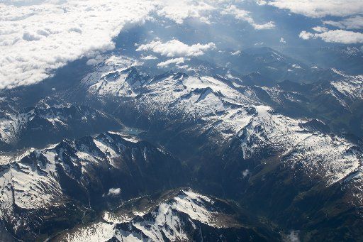 31 May 2018, Zillertal Alps, Austria: View from an airplane over the Zillertal Alps and the Schlegeis reservoir. Photo: Daniel Karmann\/