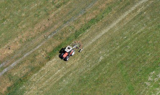 15 June 2018, Germany, Oldenburg: A truck mows a field. Photo: Carmen Jaspersen\/
