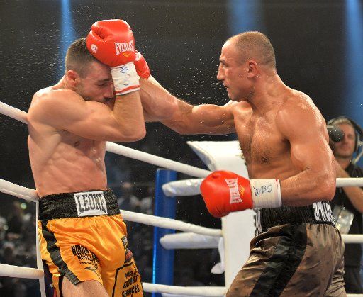 Arthur Abraham (R) of Germany fights against Giovanni De Carolis of Italy in the EWE Arena, in Oldenburg, Germany, on 26 October 2013. Photo: Carmen Jaspersen\/