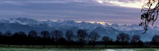 The snow covered mountains of the Alps are pictured in the foehn during sunrise in Icking, Germany, 10 December 2013. Photo: Stephan Jansen\/