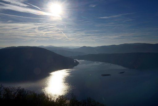 The Edersee lake shines pictorially in the December sun near Waldeck, Germany, 17 December 2013. Photo: Uwe Zucchi\/