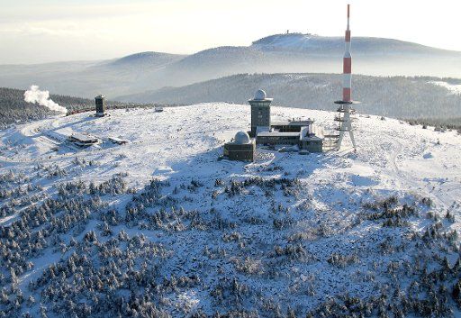 The summit of the Brocken mountain is covered with snow in the Upper Harz region, Germany, 31 January 2014. Temperatures at the weekend are expected to be around zero degrees. Photo: STEFAN RAMPFEL\/