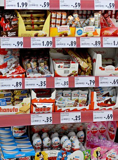 Sweets are on-sale in the reach of children at the checkout at a Kaufland store in Stuttgart, Germany, 13 February 2014. Photo: FRANZISKA 
