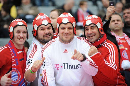 Supporters of Munich pose before the German Bundesliga soccer match between FC Bayern Munich and SC Freiburg at the Allianz Arena in Munich, Germany, 15 February 2014. Photo: ANDREAS GEBERT\/