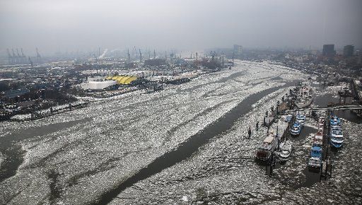 Ice floes in the port of Hamburg, Germany, 31 January 2014. Photo: Axel