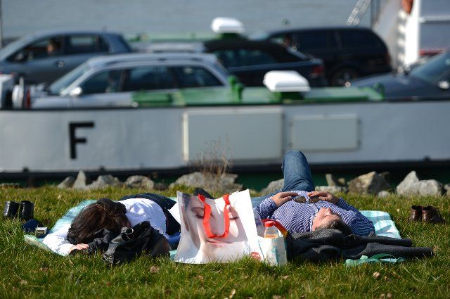 A couple enjoys the spring temperatures along the Rhine in the port of Gernsheim, Germany, 07 March 2014. Photo: ARNE 