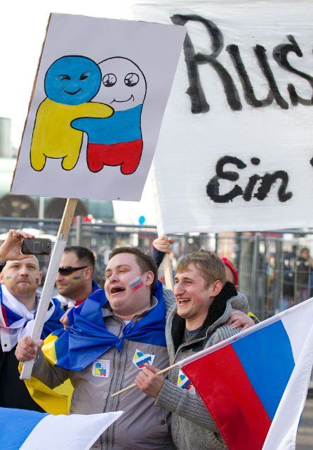 Russian and Ukrainian demonstrators rally for a peaceful solution for the Crimea crisis in Hanover, Germany, 08 March 2014. Photo: Friso Gentsch\/