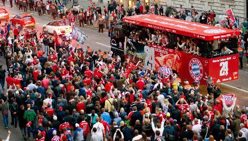 Thousands of FC Bayern Munich supporters crowd around the bus which transports the players to the town hall at Marienplatz in Munich, Germany, 10 May 2014. Photo: TOBIAS HASE\/