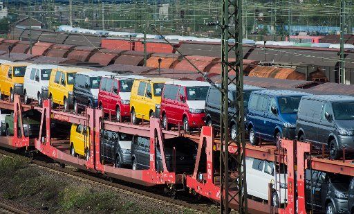 Volkswagen T5 vans ready for distribution on a train in a switch yard in Seelze, Germany, 27 October 2014. Photo: JULIAN STRATENSCHULTE\/
