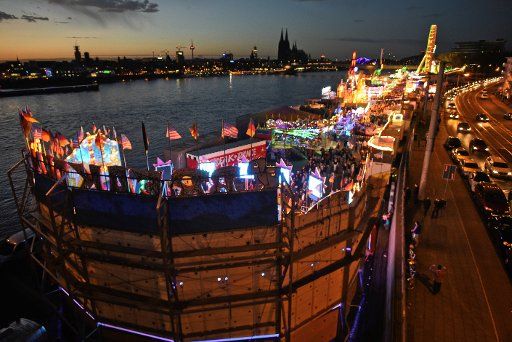 The lights of the Cologne Autumn Folk Festival glow at sunset in Cologne, Germany, 01 November 2014. The festival continued until 09 November 2014. Photo: HENNING KAISER\/