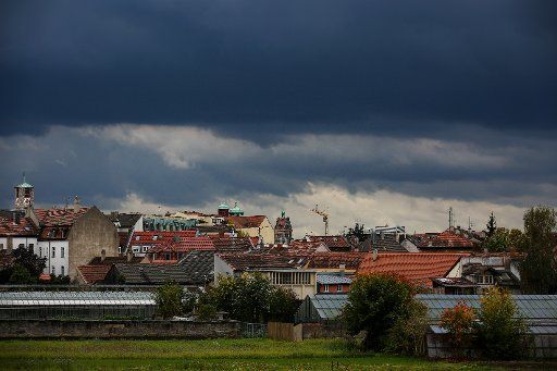 Dark clouds cover the sky above Bamberg, Germany, 16 October 2014. Photo: David Ebener\/