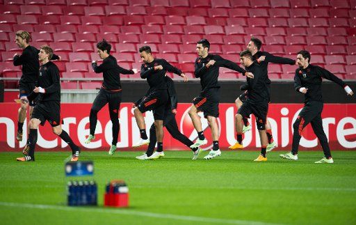 Team members wih Simon Rolfes (L) and Stefan Kiessling (2nd L) in the lead warm up during a training session in Lisbon, Portugal 08 December 2014. Bayer Leverkusen will face Benfica in the UEFA Champions League on 09 December. Photo: Bernd Thissen\/...