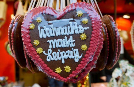 Gingerbread hearts hang on stand at the Christmas market in Leipzig, Germany, 25 November 2014. The Leipzig market is considered to be the second oldest Christmas market in Germany, with its traditions dating back to 1458. Photo: PETER ENDIG\/