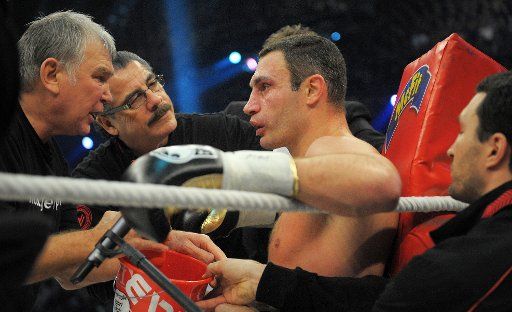 FILE - A file picture dated 12. December 2009 shows Ukrainian professional boxer Vitali Klitschko (C) and his coach Fritz Sdunek (L) during a boxing match against K. Johnson of the USA during the WBC Heavyweight World Championships at PostFinance ...
