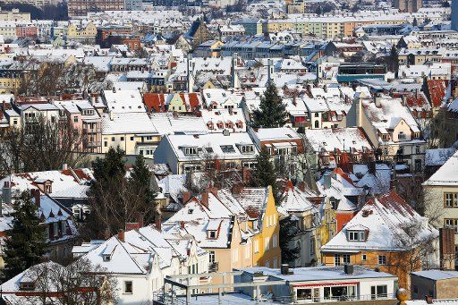 The roofs of the houses of the UNESCO world heritage site Bamberg are covered with a thin layer of snow in Bamberg, Germany, 28 December 2014. Photo: David Ebener\/