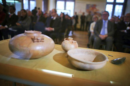 Ancient pottery is on display at the Romano-Germanic Central Museum in Mainz, Germany, 22 January 2015. The museum has set a sign against tomb raiding by returning the axe and several ceramic pottery to Italy. The archaeological findings were ...