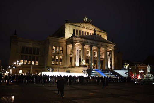 Visitors stand by the red carpet before the start of the Cinema for Peace Gala at the concert house at Gendarmenmarkt in Berlin, Germany, 09 February 2015. Photo: BRITTA PEDERSEN\/