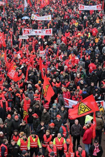 Workers of the German metal and electronics industry demonstrate in Hamburg, Germany 12 February 2015. The third round of tariff and wages negotiations in the German metal and electronics industry is underway. Photo: Axel Heimken\/