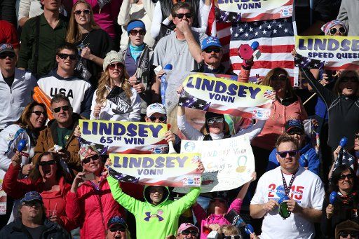 Spectators support Lindsey Vonn of USA during the Ladies\