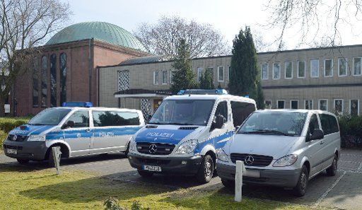 A police vehicles stand in front of the Jewish synagogue in Bremen, Germany, 28 February 2015. Bremen police has warned the public of violence-prone Islamists in the city. Police have taken protective measures in public areas. Photo: Carmen ...