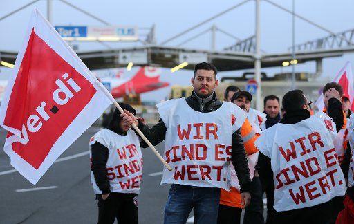 Unionists stand on a strike picket at the airport in Duesseldorf, Germany, 11 March 2015. Staff of Duesseldorf and Hanover airport have been on warning strike since earlier this morning. Photo: Oliver Berg\/